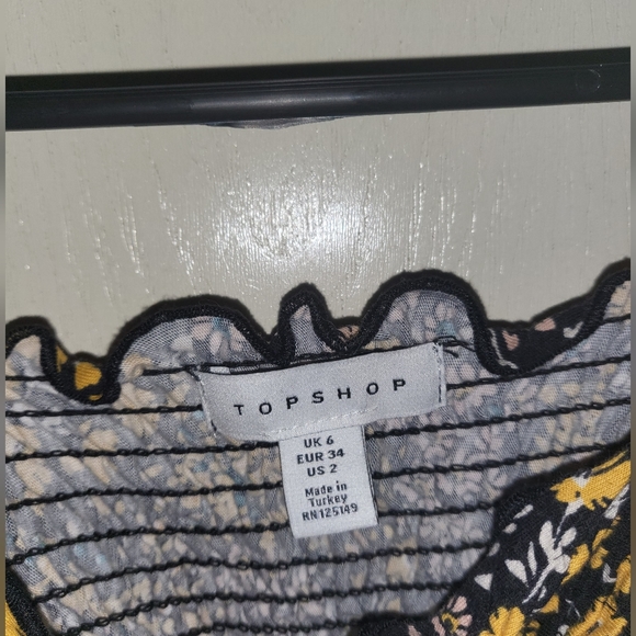 TopShop Beautiful Ruffle 🌼 Blouse (2)(XS)(NWOT) - Picture 2 of 5